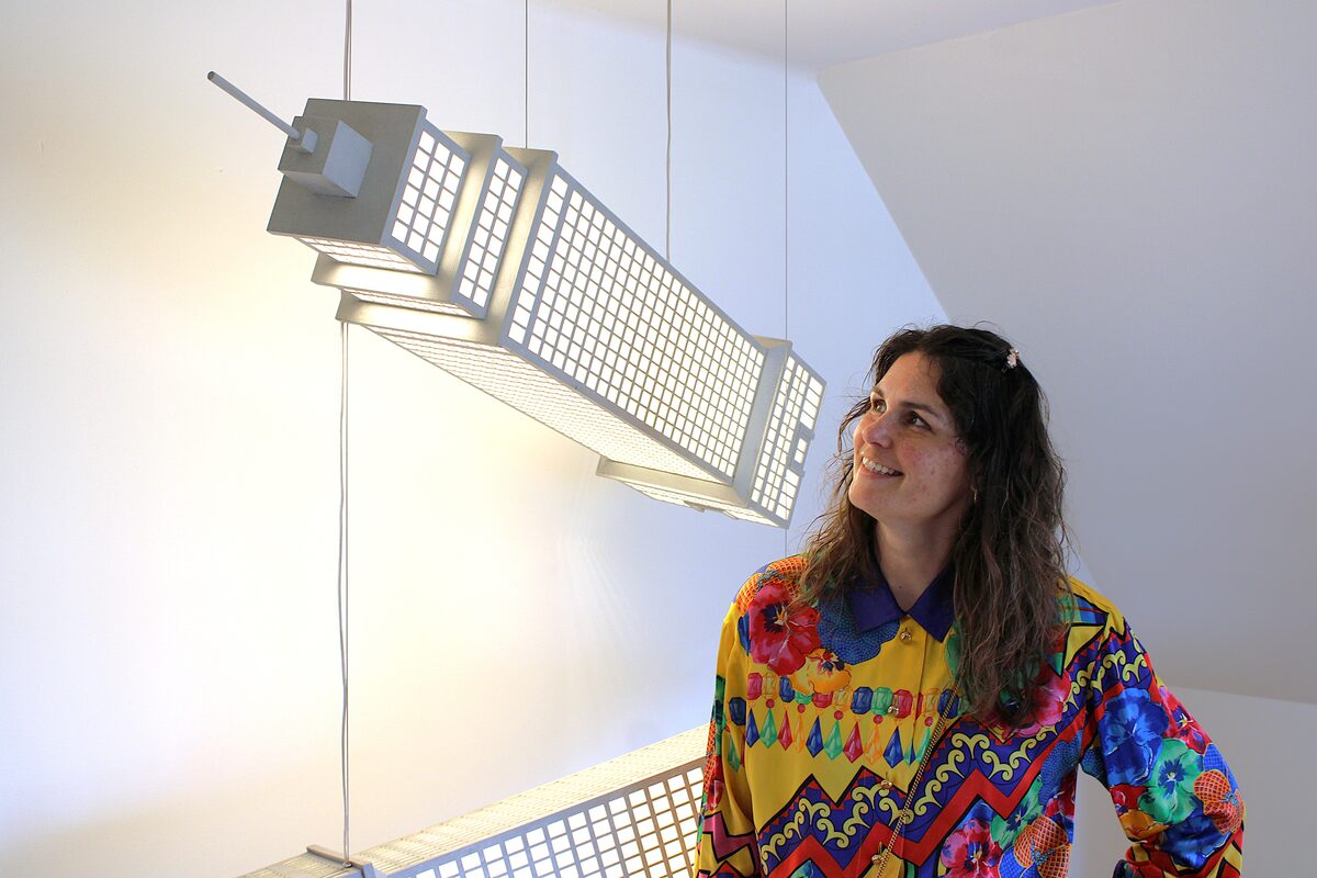 Gabriëlle looks at a light installation in a museum